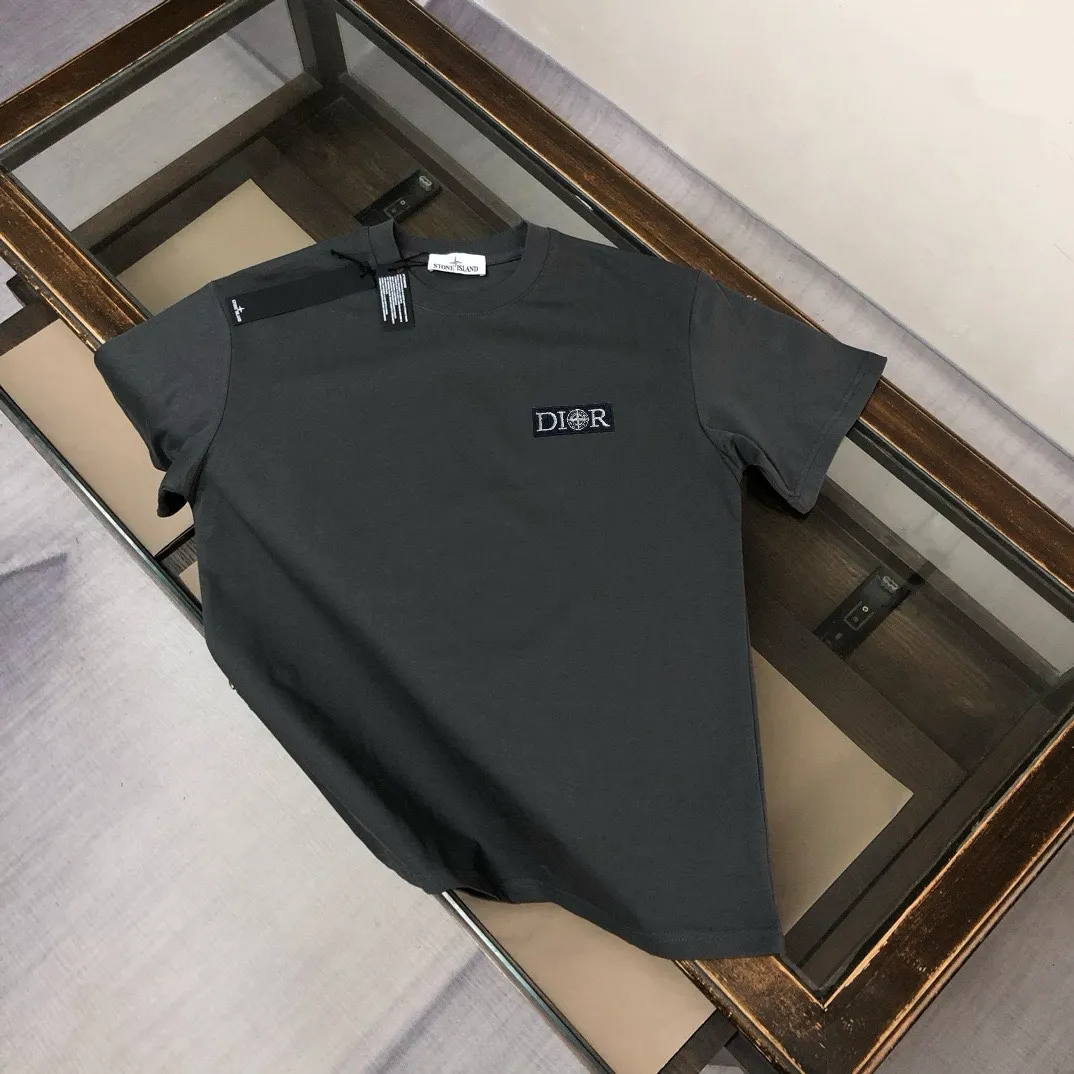 P150 A⭐️Stone Island Latest Couple Style Round Neck Short Sleeve Couple T-shirt ~ Spring and Summer New Product High Quality 🔥🔥Customized Unique Compass Logo Embroidery Logo Embellishment ~ Fashionable and Versatile Trendy Style Customized Imported Fabrics! Comfortable to wear, breathable, fashionable without losing personality, the upper body is casual and casual, handsome and stylish, showing the temperament of a big brand. All three standards are complete! ! Color: Black White Dark Gray Brown Size: SMLXLXXL
